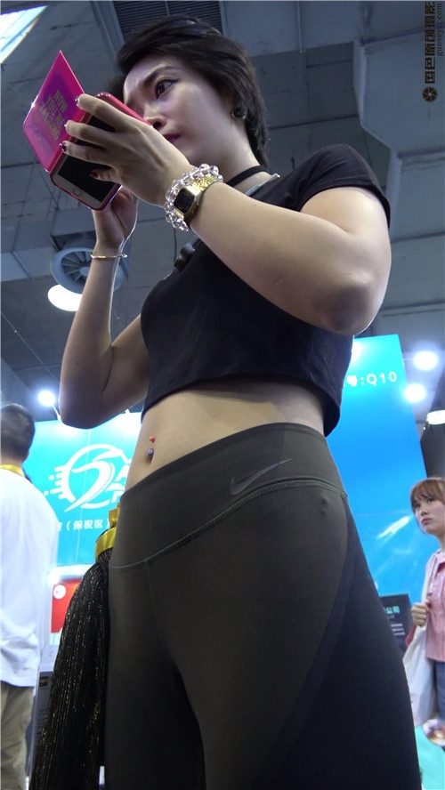 健身的短发紧身裤美女[2.01G/MP4]