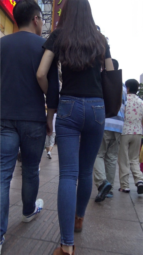 漂亮的蓝色牛仔紧身裤美女[1.37G/MP4]