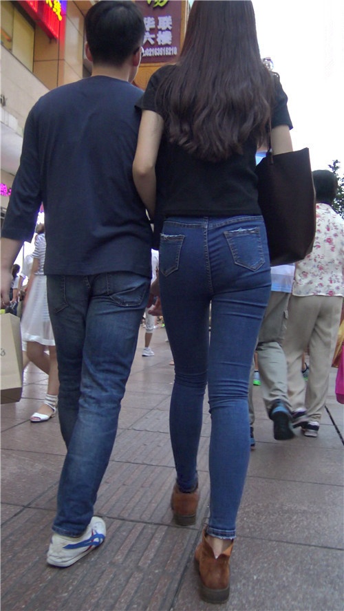 漂亮的蓝色牛仔紧身裤美女[1.37G/MP4]