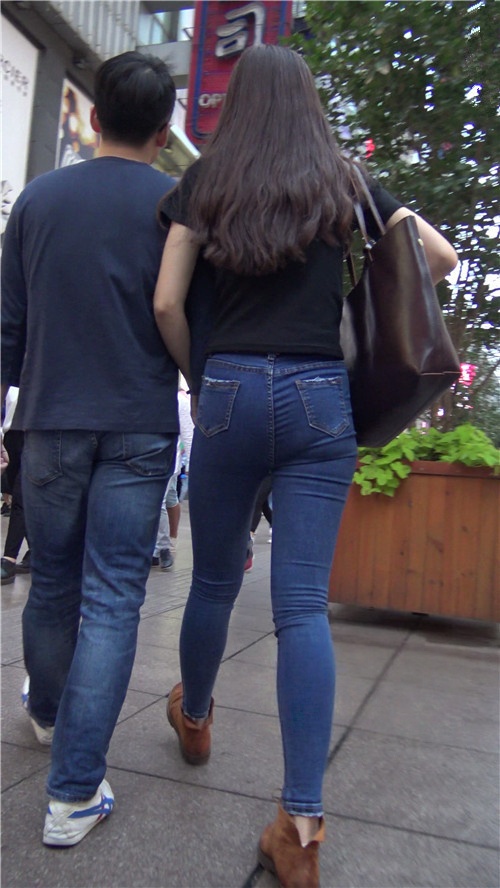 漂亮的蓝色牛仔紧身裤美女[1.37G/MP4]