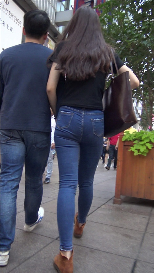 漂亮的蓝色牛仔紧身裤美女[1.37G/MP4]