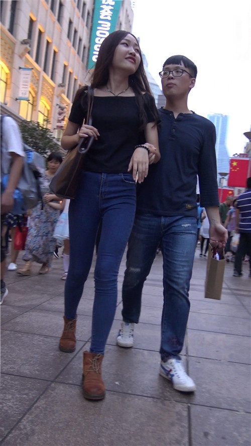 漂亮的蓝色牛仔紧身裤美女[1.37G/MP4]