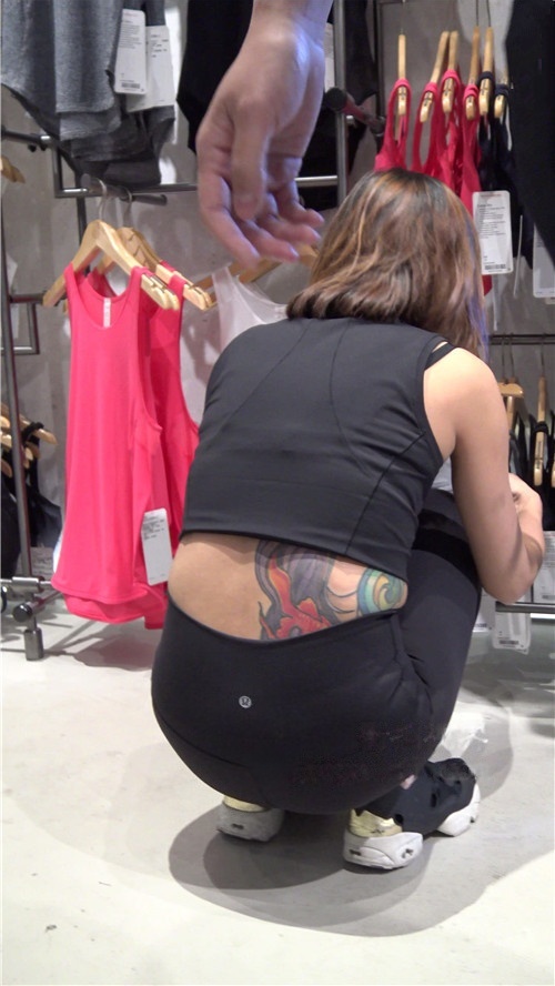 纹身的黑色紧身裤短发妹子[1.36G/MP4]