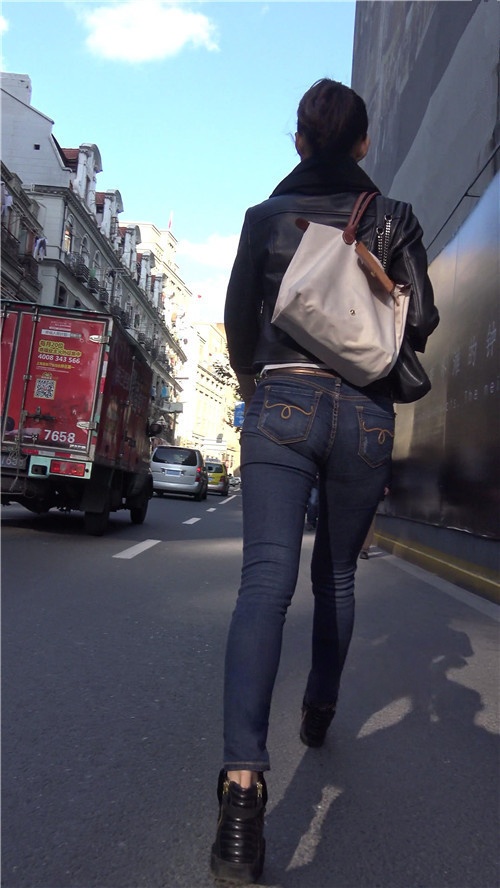 漂亮的牛仔裤美女[1.32G/MP4]