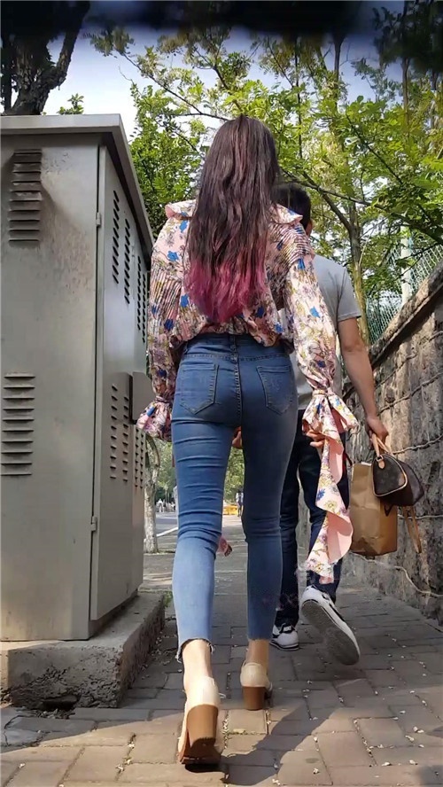 紧身牛仔裤长发美眉[318M/MP4]