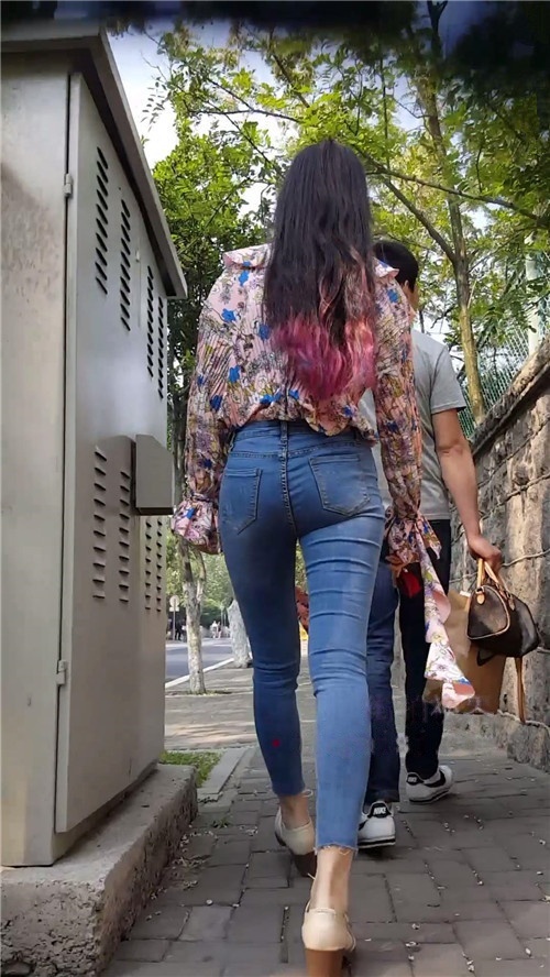 紧身牛仔裤长发美眉[318M/MP4]