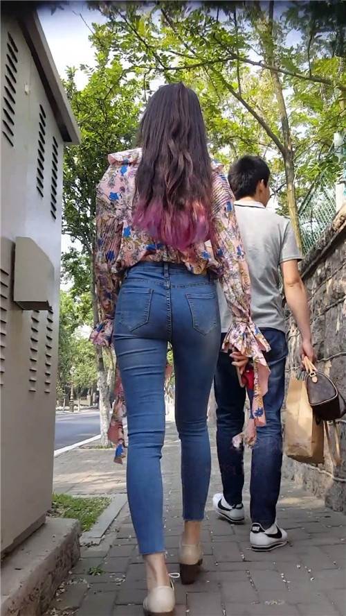 紧身牛仔裤长发美眉[318M/MP4]