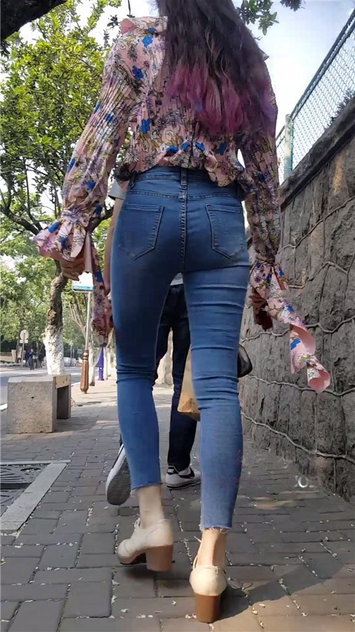 紧身牛仔裤长发美眉[318M/MP4]