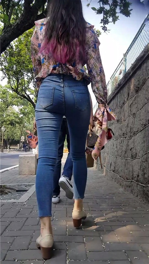 紧身牛仔裤长发美眉[318M/MP4]