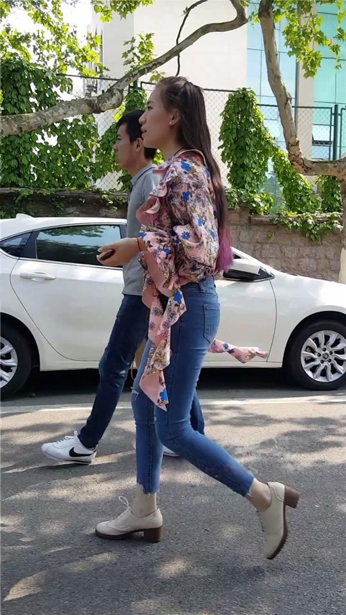 紧身牛仔裤长发美眉[318M/MP4]