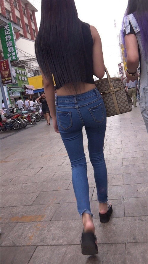 吃雪糕的露腰牛仔裤长发妹子[1.01G/MP4]