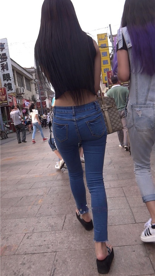 吃雪糕的露腰牛仔裤长发妹子[1.01G/MP4]