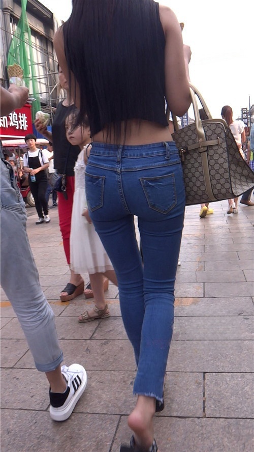 吃雪糕的露腰牛仔裤长发妹子[1.01G/MP4]