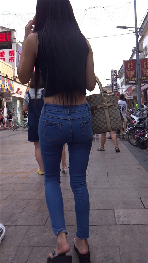 吃雪糕的露腰牛仔裤长发妹子[1.01G/MP4]