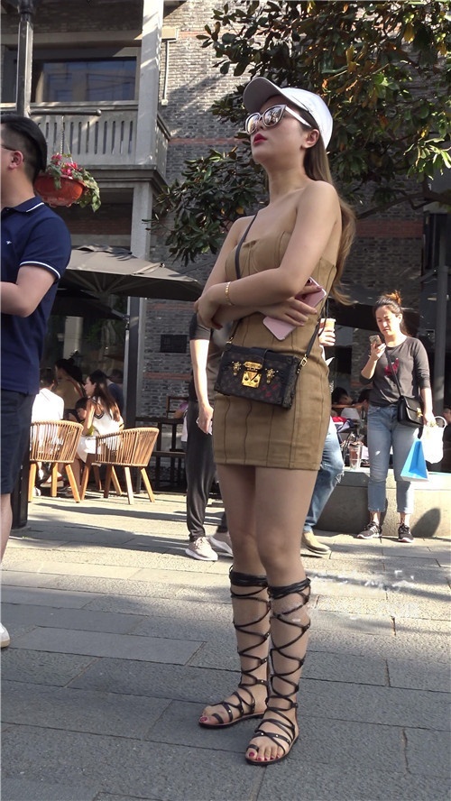 一字抹胸装妹子[1.75G/MP4]