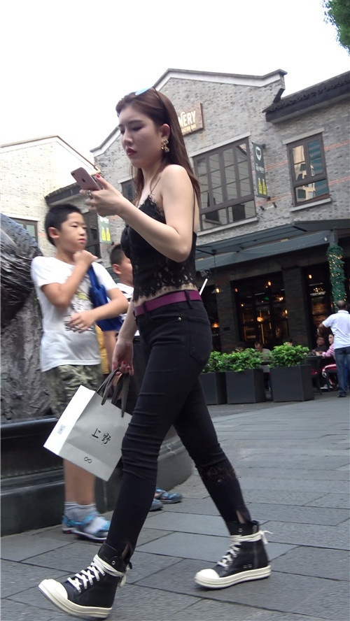 漂亮的吊带黑色紧身裤小姐姐[874M/MP4]