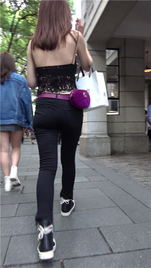 漂亮的吊带黑色紧身裤小姐姐[874M/MP4]