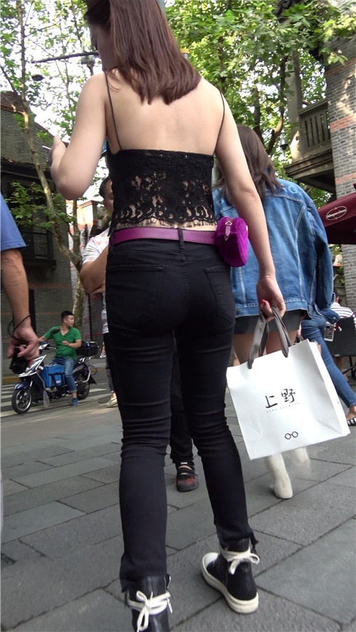 漂亮的吊带黑色紧身裤小姐姐[874M/MP4]