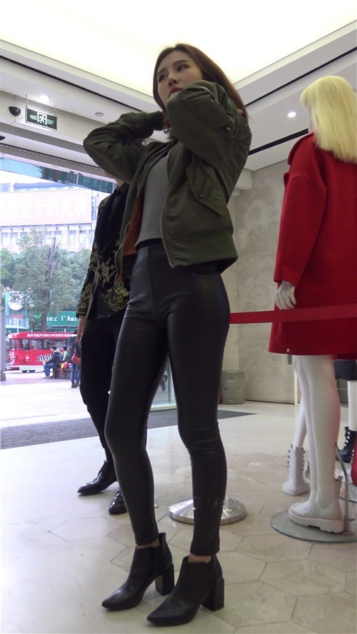 漂亮的极品长腿皮裤美女[534M/MP4]