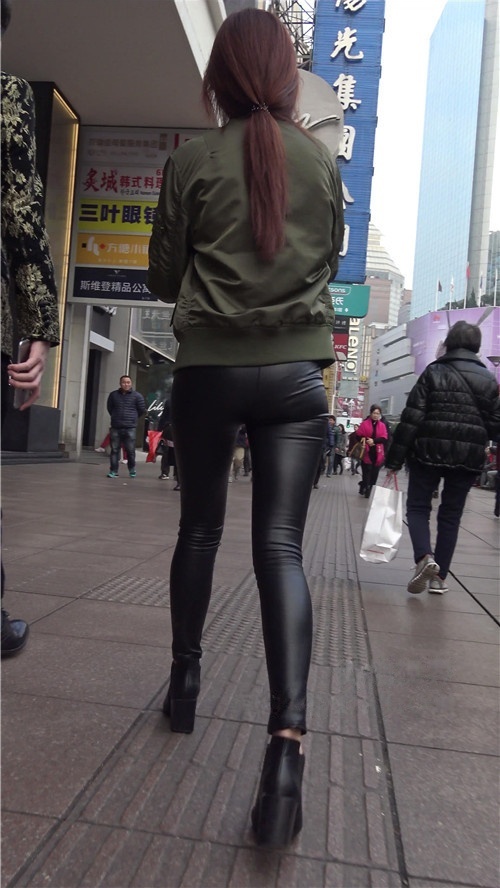 漂亮的极品长腿皮裤美女[534M/MP4]