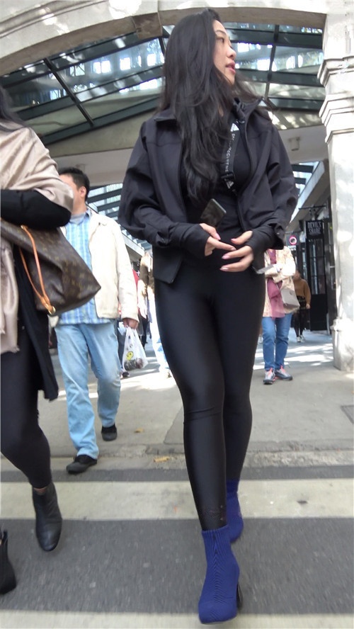 漂亮的紧身黑裤美女[1.39G/MP4]