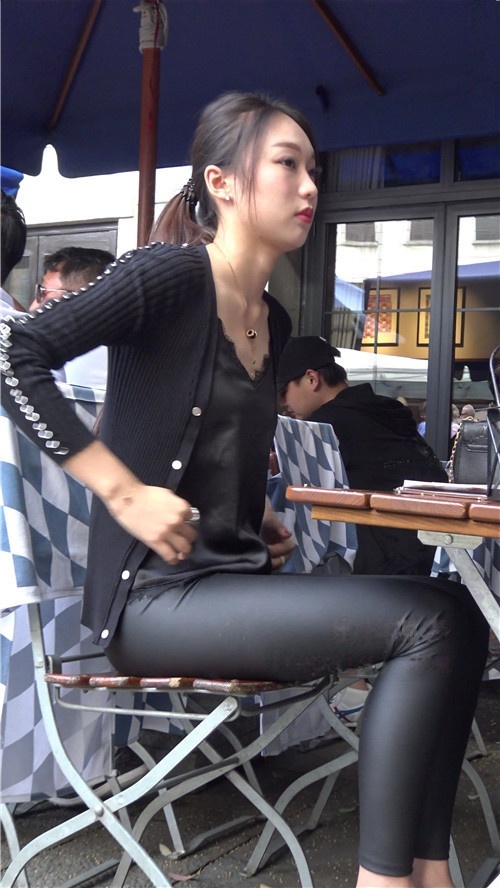 漂亮的极品紧身皮裤美女[1.01G/MP4]