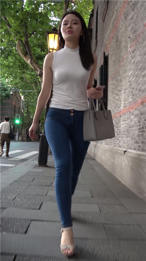 漂亮的白衣牛仔裤小姐姐[470M/MP4]