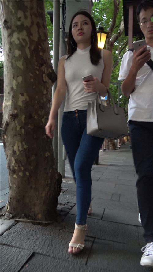 漂亮的白衣牛仔裤小姐姐[470M/MP4]