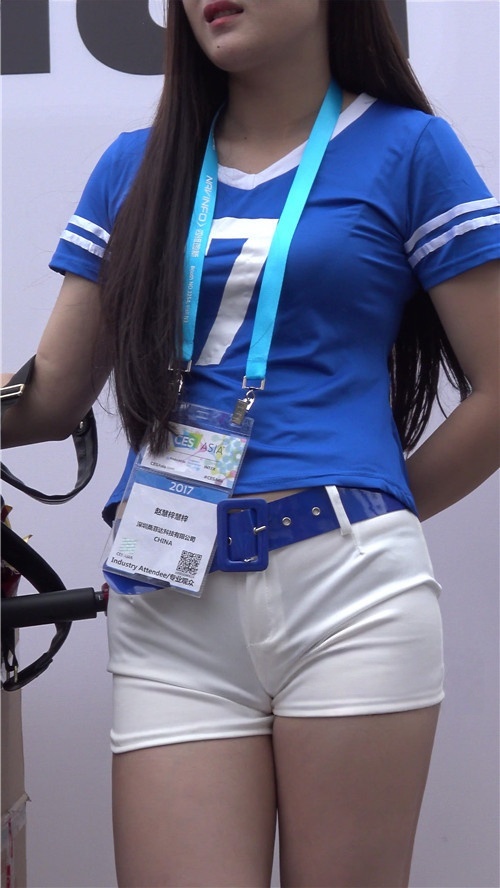 漂亮的白色短裤模特小姐姐[861M/MP4]