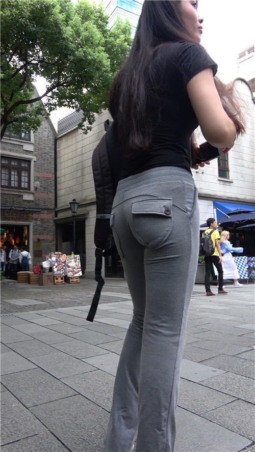 背着双肩包的灰色长裤美女《一》[1.8G/MP4]