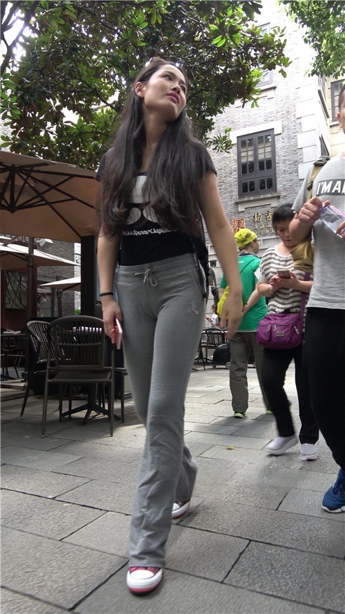 背着双肩包的灰色长裤美女《一》[1.8G/MP4]