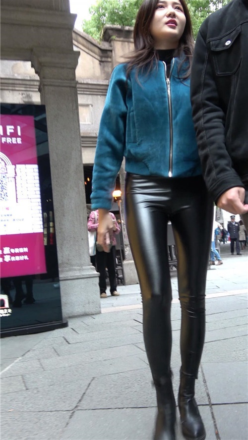 漂亮的黑色紧身皮裤美女《一》 [1.11G/MP4]