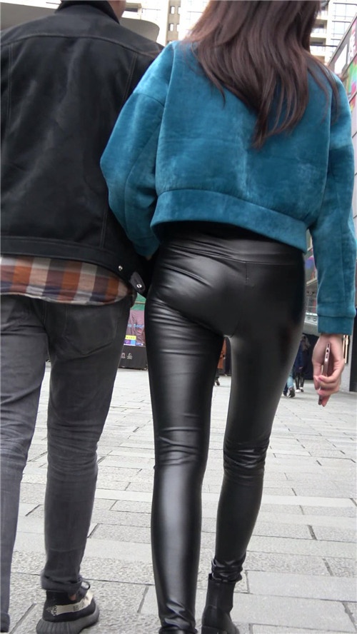 漂亮的黑色紧身皮裤美女《一》 [1.11G/MP4]