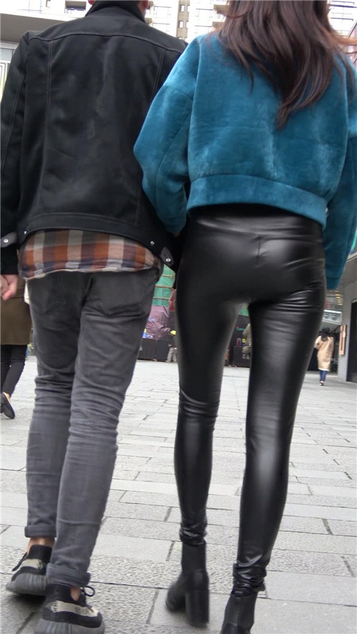 漂亮的黑色紧身皮裤美女《一》 [1.11G/MP4]