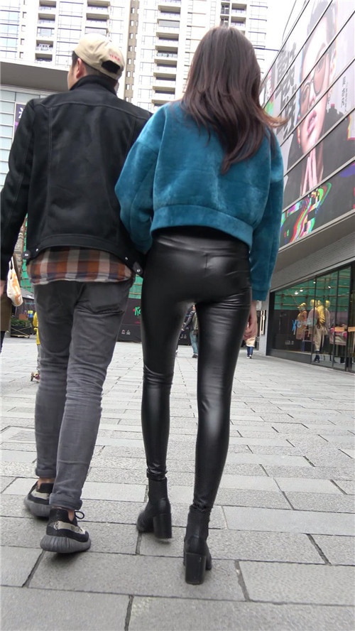 漂亮的黑色紧身皮裤美女《一》 [1.11G/MP4]