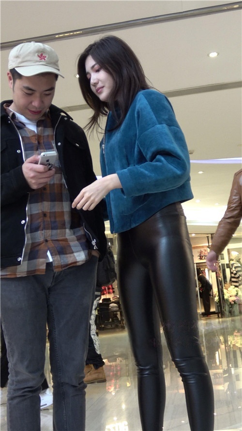 漂亮的黑色紧身皮裤美女《二》 [1.98G/MP4]