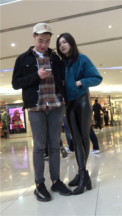 漂亮的黑色紧身皮裤美女《二》 [1.98G/MP4]