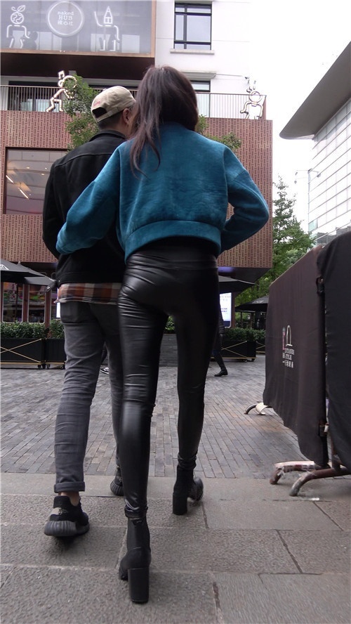 漂亮的黑色紧身皮裤美女《二》 [1.98G/MP4]