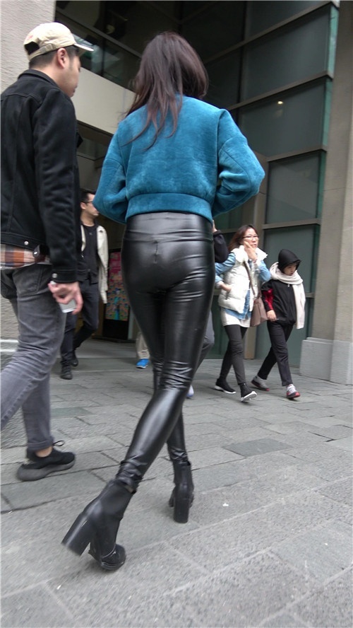 漂亮的黑色紧身皮裤美女《二》 [1.98G/MP4]