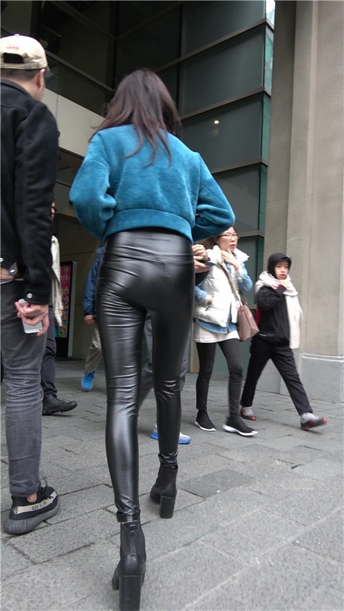 漂亮的黑色紧身皮裤美女《二》 [1.98G/MP4]