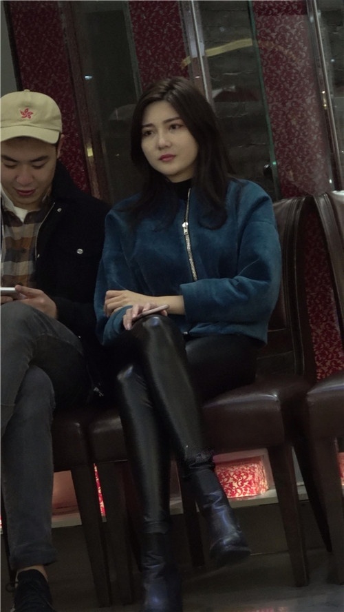 漂亮的黑色紧身皮裤美女《三》 [1.97G/MP4]