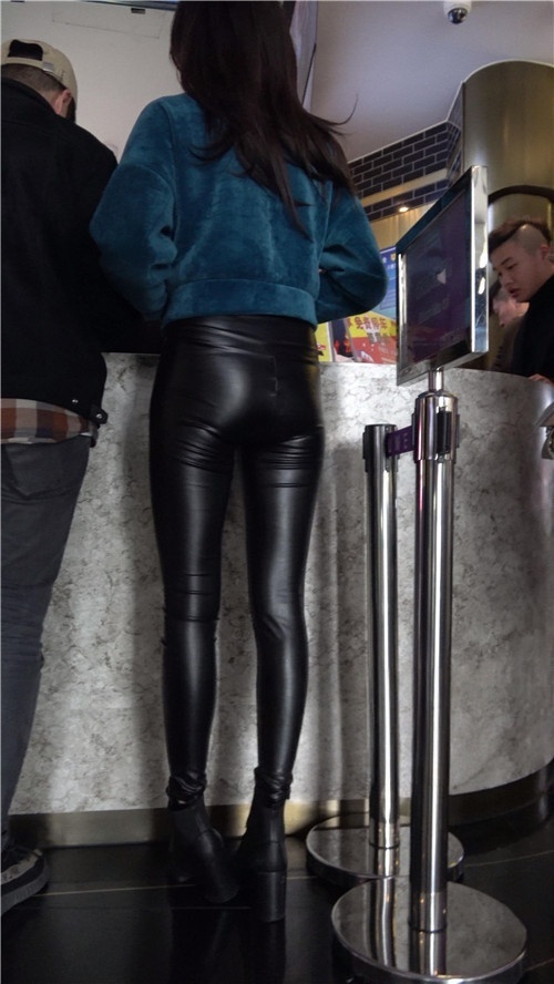 漂亮的黑色紧身皮裤美女《三》 [1.97G/MP4]