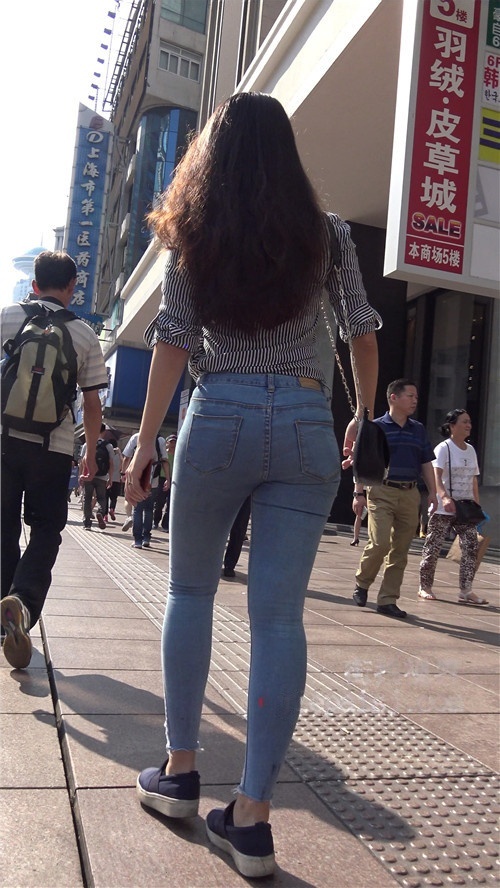 挑选衣服的牛仔裤妹子[2.04G/MP4]