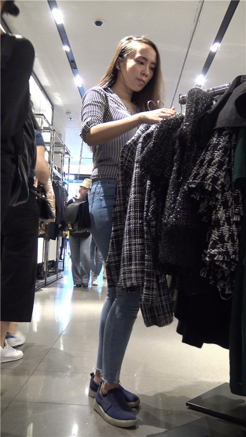 挑选衣服的牛仔裤妹子[2.04G/MP4]