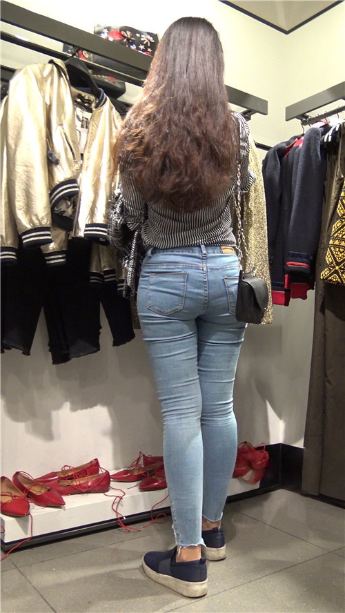 挑选衣服的牛仔裤妹子[2.04G/MP4]