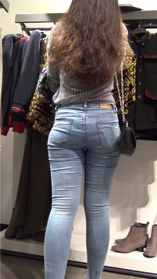 挑选衣服的牛仔裤妹子[2.04G/MP4]