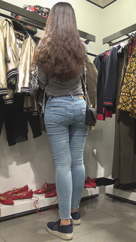 挑选衣服的牛仔裤妹子[2.04G/MP4]