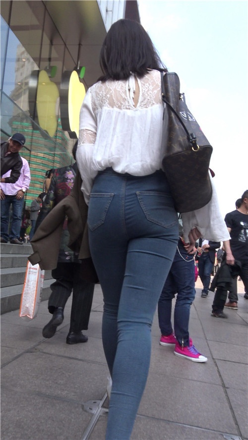 极品牛仔紧身裤美女《一》[2.08G/MP4]