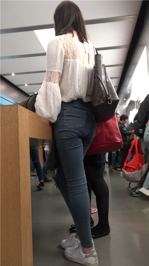 极品牛仔紧身裤美女《二》[1.04G/MP4]