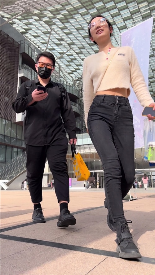 黑色紧牛妹子[458M/MP4]